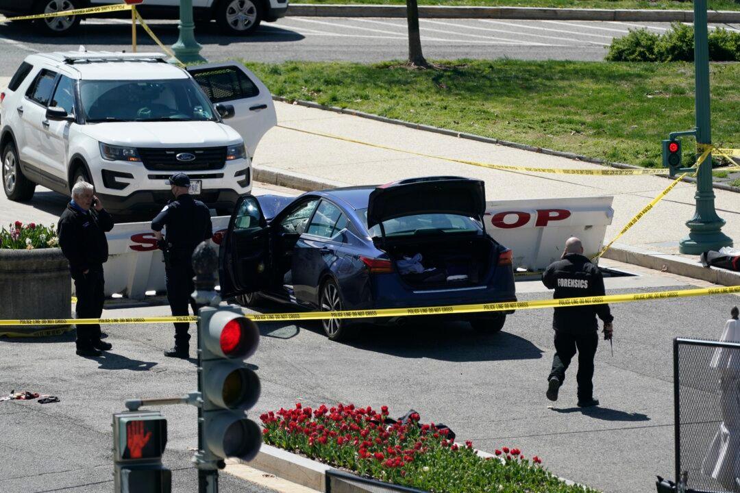 1 Capitol Police Officer Dead, Suspect Shot and Killed After Crashing Into US Capitol Barrier: Chief