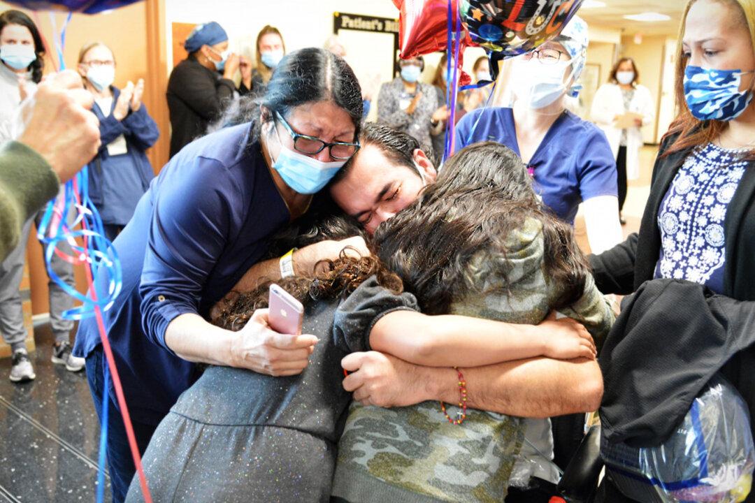 Dad Survives CCP Virus, Tearfully Hugs Daughters for First Time After 72 Days in Hospital