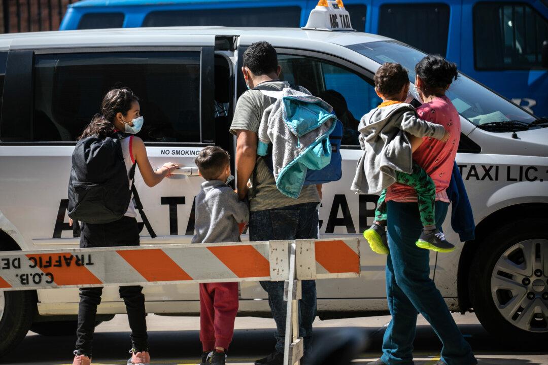 Experts Warn of Illegal Immigrants ‘Renting’ Kids to Cross Border