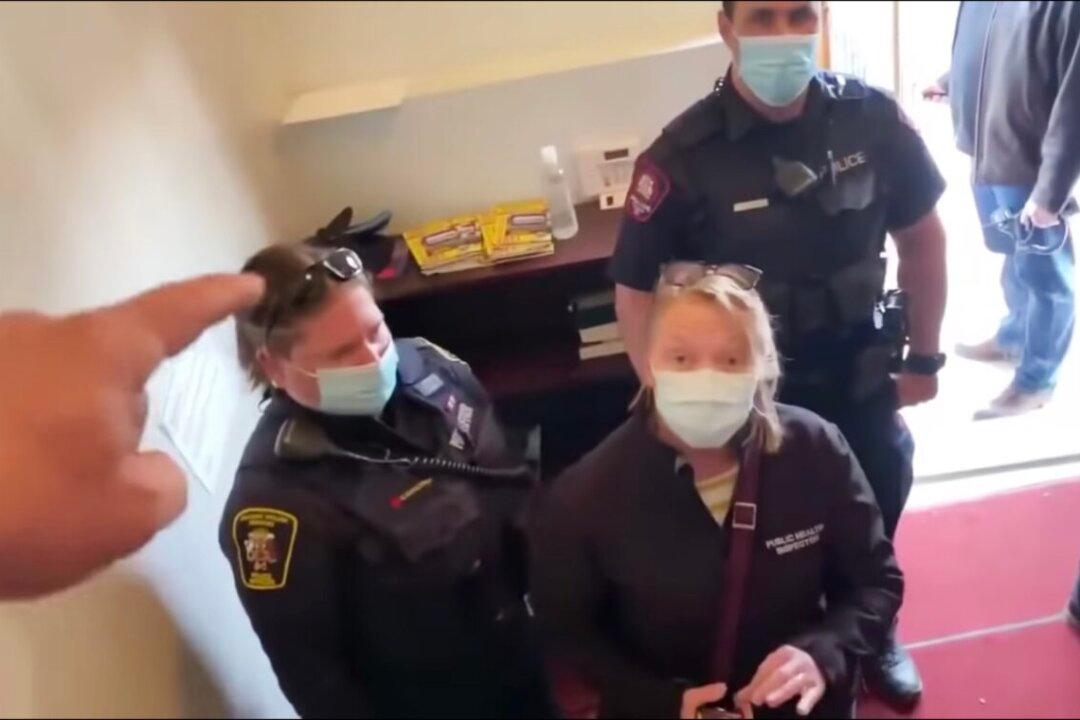 Pastor of Calgary Church Undeterred After Kicking Out Police