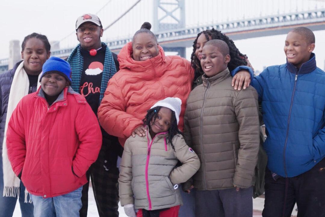 Homeless Mom With 7 Kids Gifted House, Thanks to Donations From ‘Griswold Light Display’