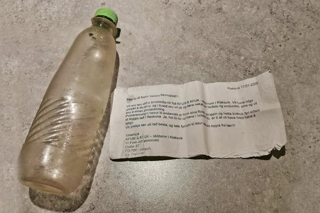 Woman Finds a Message From 21 Years Ago in a Bottle on the Shore of Shetland Islands