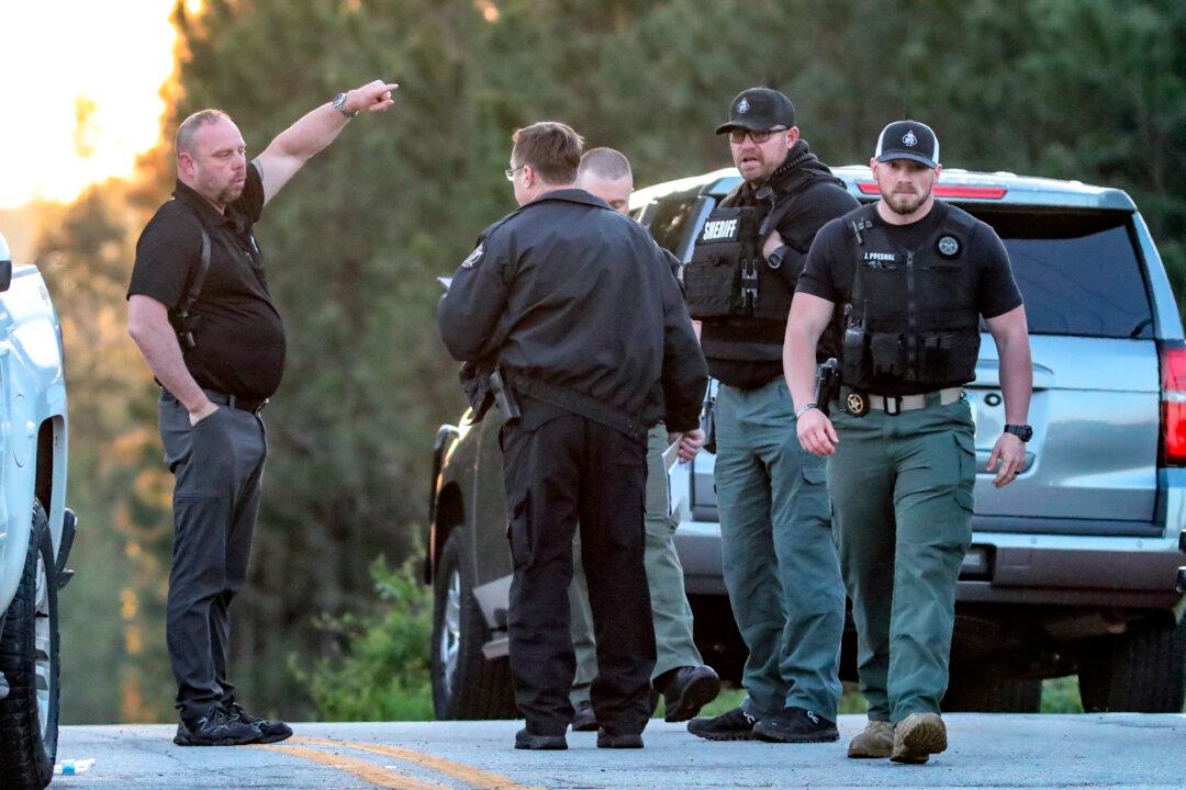 Georgia Sheriff: 3 Officers Wounded, 1 Suspect Dead, 1 in Custody