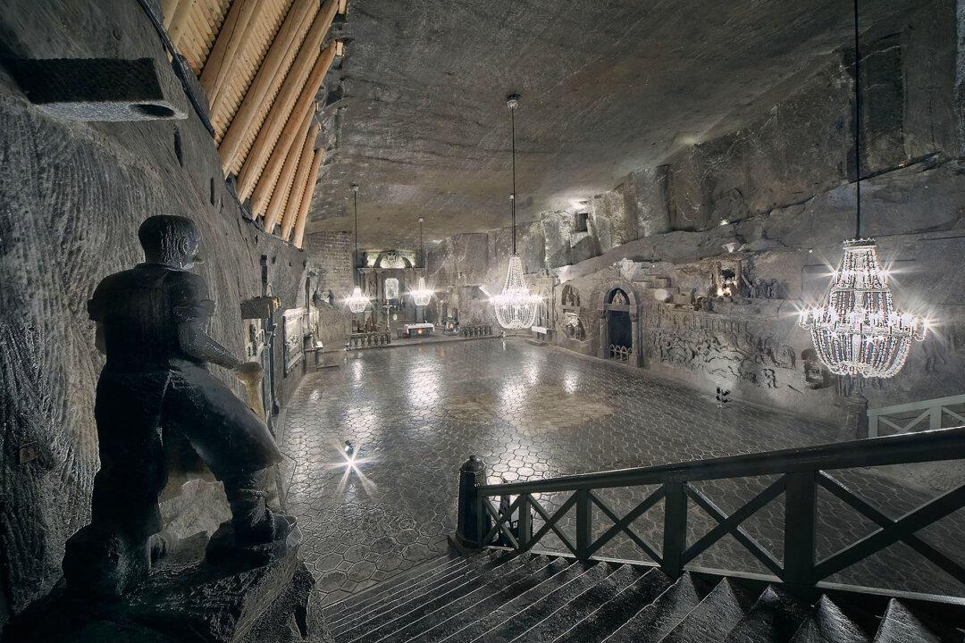 Underground Salt Mine in Poland Has Otherworldly Saline Lakes, Statues, Ballrooms That Defy Belief