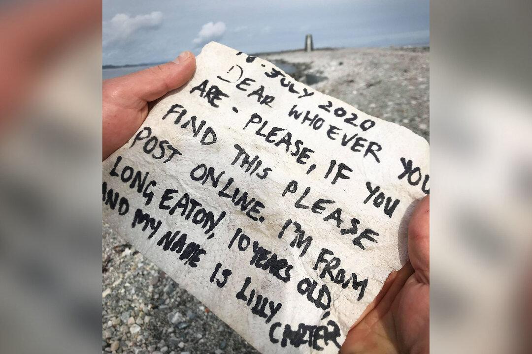 Little Girl in UK Throws Message in a Bottle into the Sea and It Gets Returned From Finder in Norway