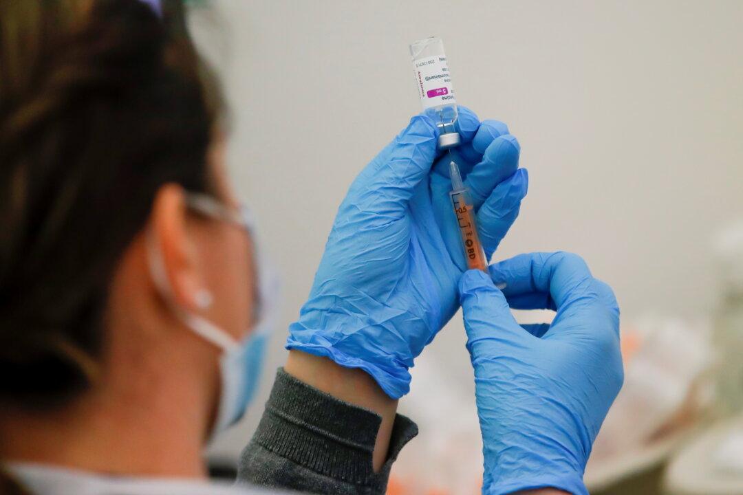 Elderly Show Similar Antibody Response to 1st Dose of AstraZeneca, Pfizer COVID-19 Shots: UK Study