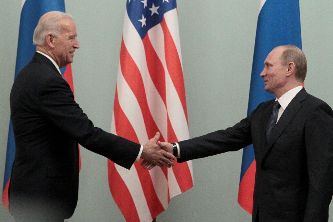 Biden Proposes In-Person Meeting With Putin on Neutral Turf