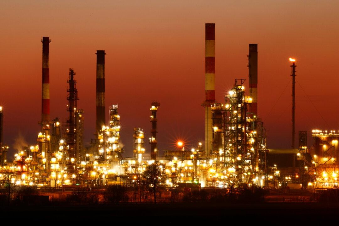 Oil Near One-Month Highs as Demand Outlook Improves