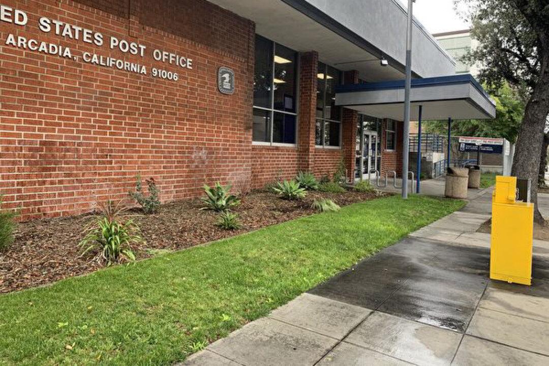 Woman Monitoring Epoch Times Newspaper Box in LA Said She Was Tasked by Chinese Consulate, Witness Says