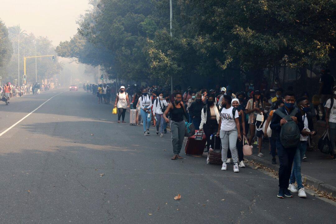Cape Town Fire Burns University Library, Students Evacuated