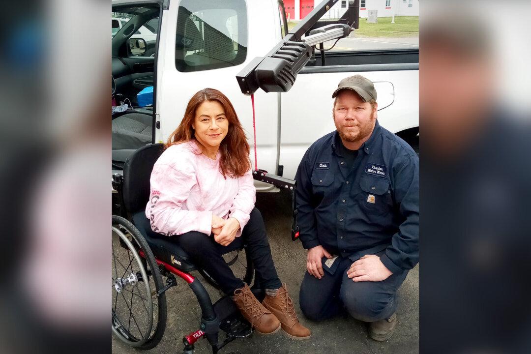 Kind Mechanic Steps Up to Fix Paraplegic Woman’s Wheelchair Lift–and Act of Kindness Spreads