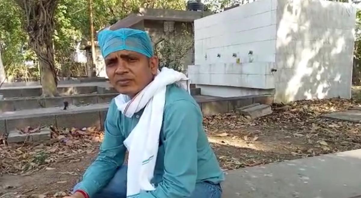 Sunil Kumar Aledia sits in the empty grounds outside the electric crematorium of the Sarai Kale Khan cremation ground in Delhi on April 24, 2021. (Venus Upadhayaya/Epoch Times)