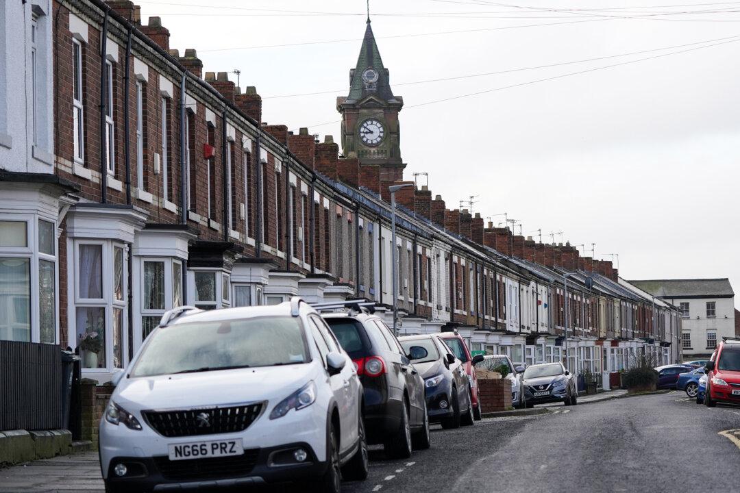 New Arrivals From HK Struggle to Rent in UK Without Jobs, Bank Accounts