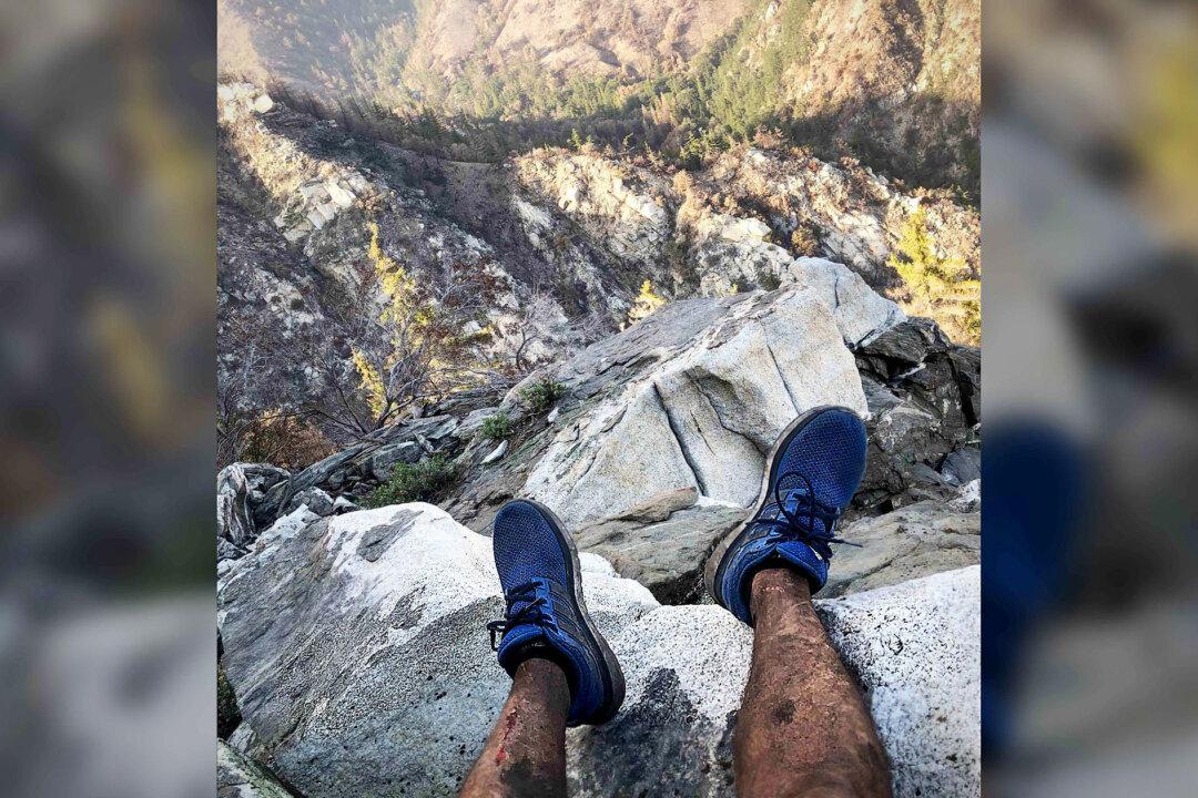Hiker Lost in Mountains Texts Single Photo of His Legs–and Man Online Uses It to Locate Him, Saving His Life