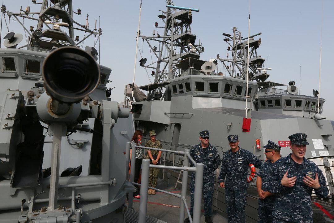 US Navy Fires Warning Shots on 3 Iranian Vessels After Close Encounter