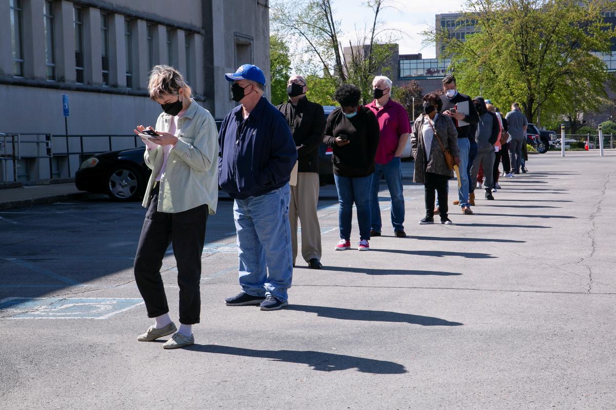 US Economy Accelerates in First Quarter; Jobless Claims Edge Lower