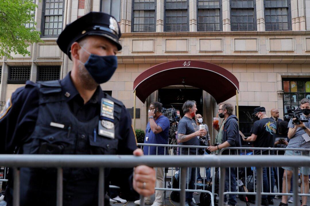 Dershowitz: FBI’s Raid of Giuliani ‘Unconstitutional’