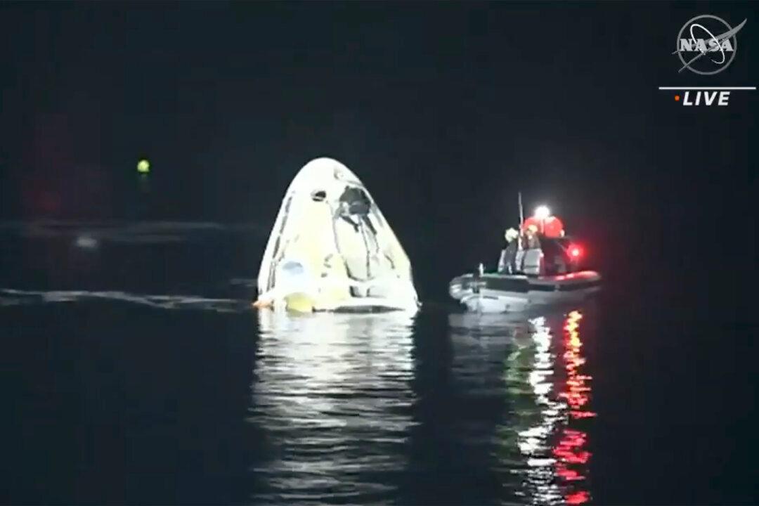 SpaceX Returns 4 Astronauts to Earth; Rare Night Splashdown