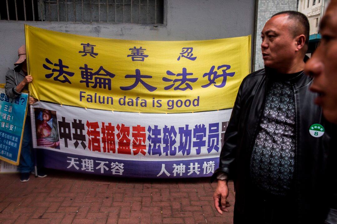 Hong Kong Falun Gong Practitioners Demand Apology Over Pro-Beijing Outlet Propaganda