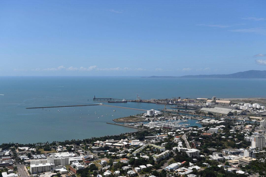 Crewman of Ship Flees Quarantine at Aussie Port as 12 More Claim Asylum