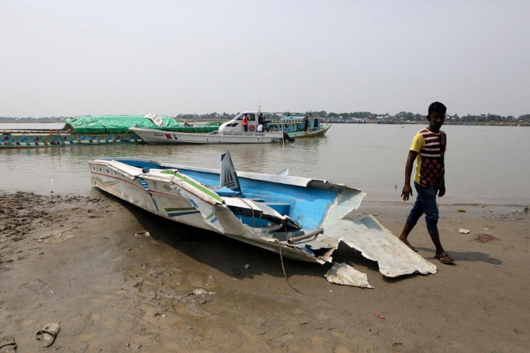 At Least 26 Die When Speedboat Overturns in Bangladesh River