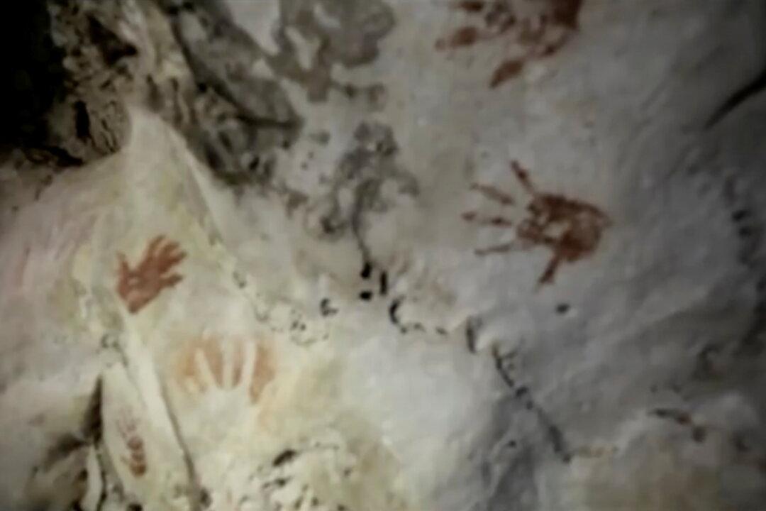 In Mexico, Ancient Maya Cave Reveals Mysterious Painted Hand Prints