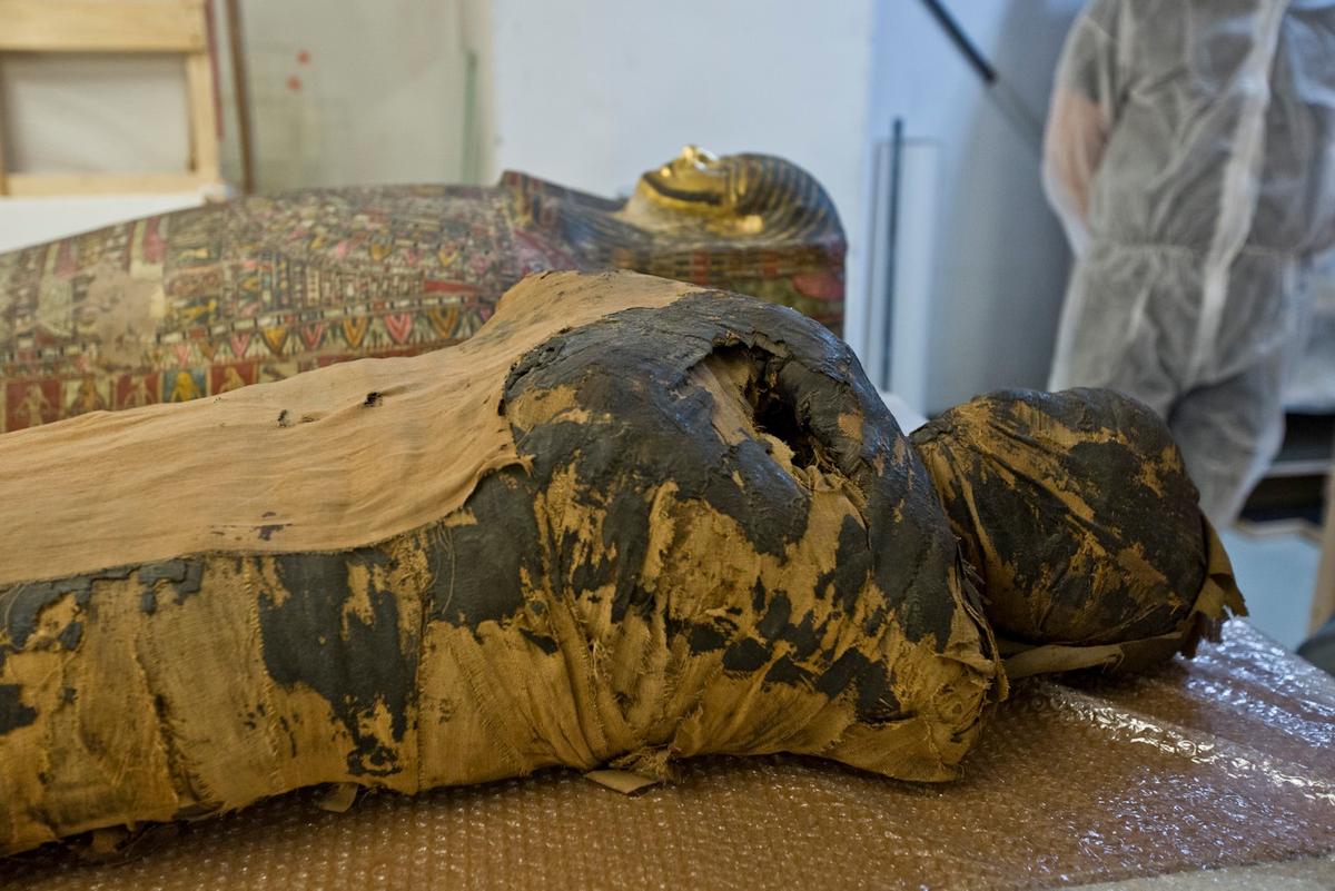 The mummy of a pregnant woman and her sarcophagus. (Courtesy of B. Bajerski/Muzeum Narodowe w Warszawie via <a href="http://warsawmummyproject.com/en">Warsaw Mummy Project</a>)
