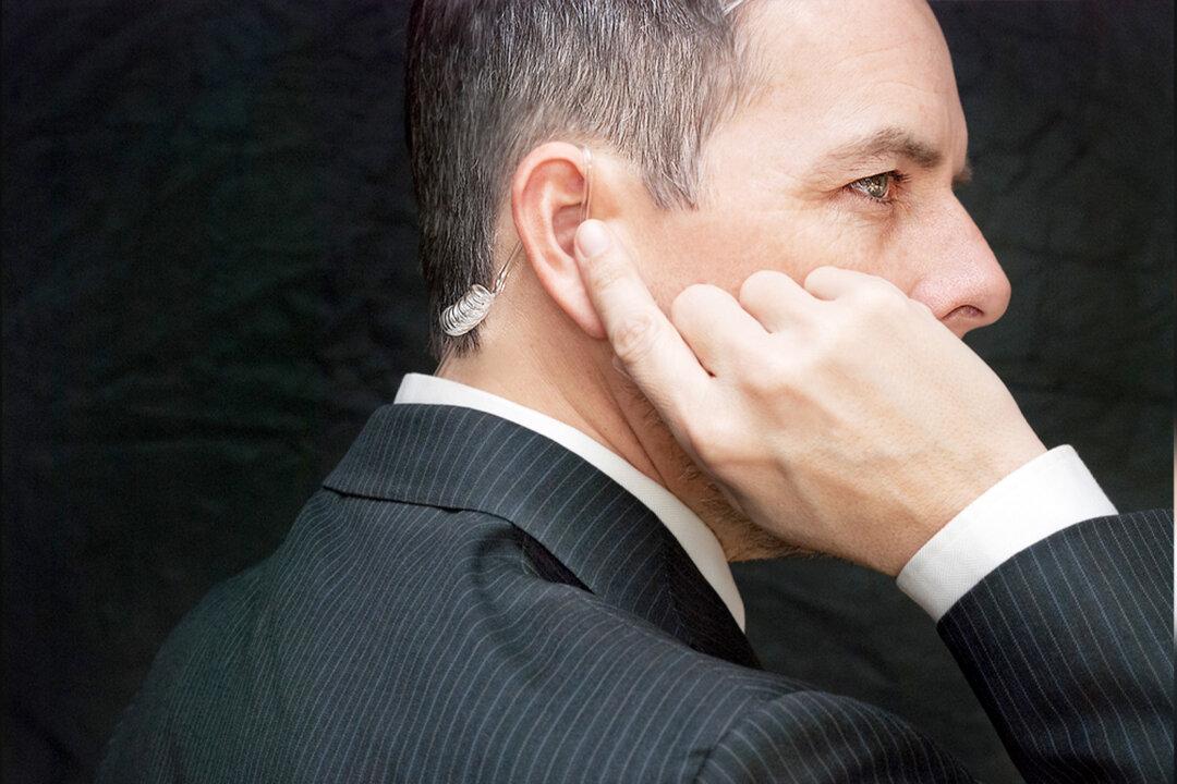 Woman Posts Her Secret Service Agent Dad’s Hard-Boiled Fatherly Advice to Stay Safe, and It Goes Viral