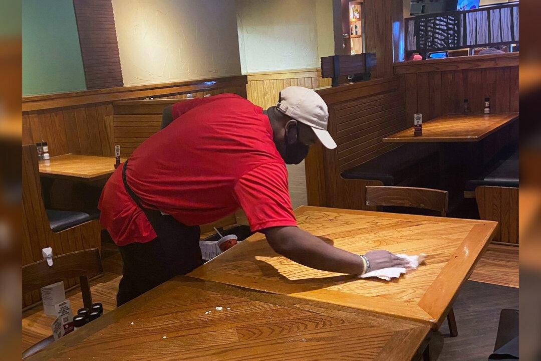 Homeless Man Asks Texas Steakhouse Owner for Job Busing, She Gives Him ‘A Whole New Start’