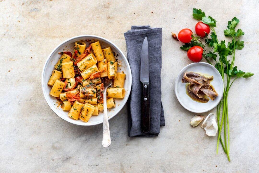 Pasta With Cherry Tomatoes and Anchovies