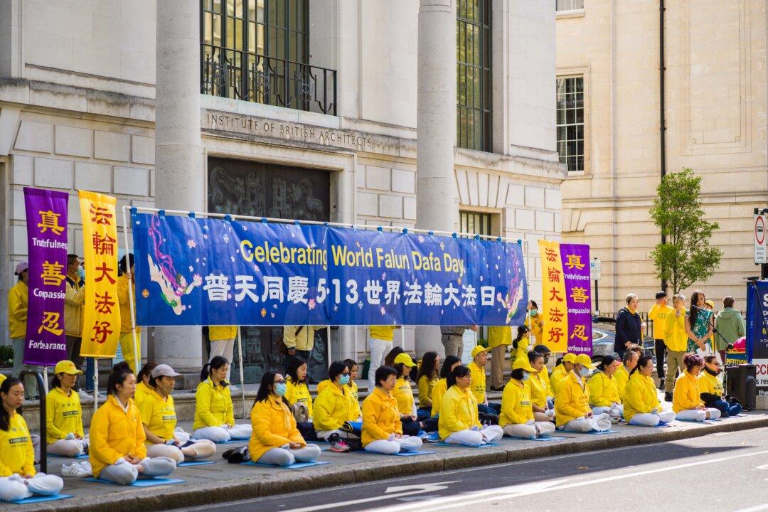 UK Falun Gong Practitioners Celebrate World Falun Dafa Day
