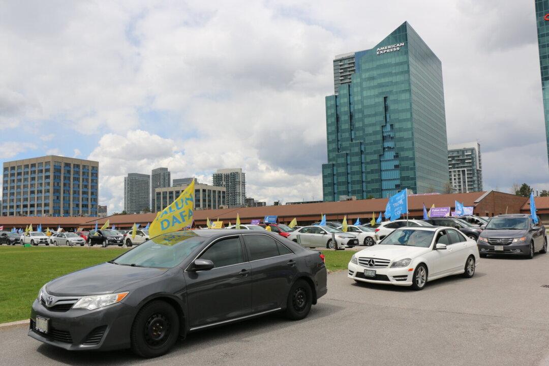 Toronto Area Practitioners Celebrate World Falun Dafa Day in Car Parade