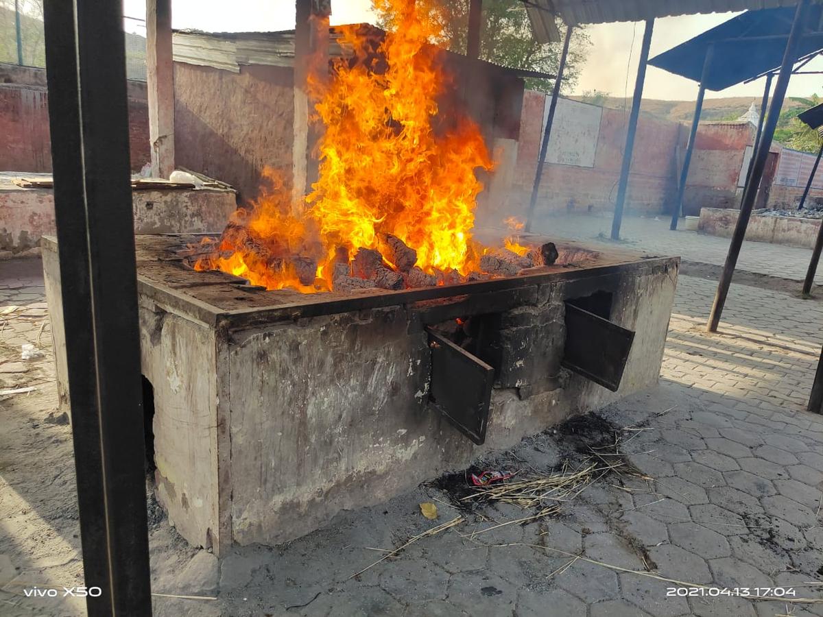 Amidst COVID-19 Surge, Indian Startup Uses Cow Dung Logs to Cremate Poor