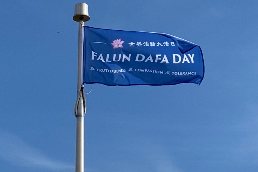 Cities in Canada Raise ‘Falun Dafa Day’ Flags Ahead of World Falun Dafa Day
