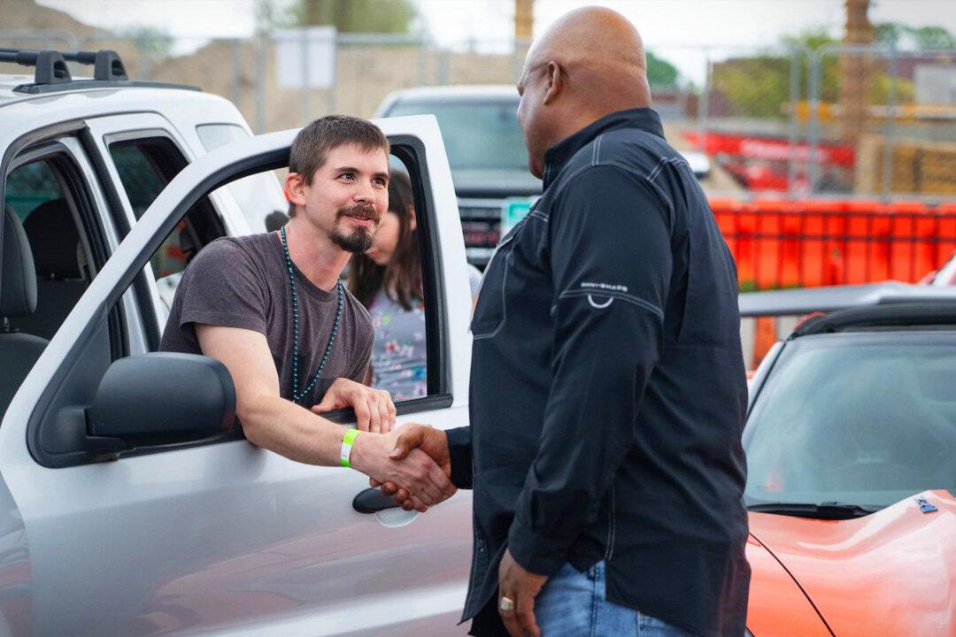 Iraq Veteran Walks 4 Miles to Work Every Day—so Kansas Charity Gifts Him Refurbished Car