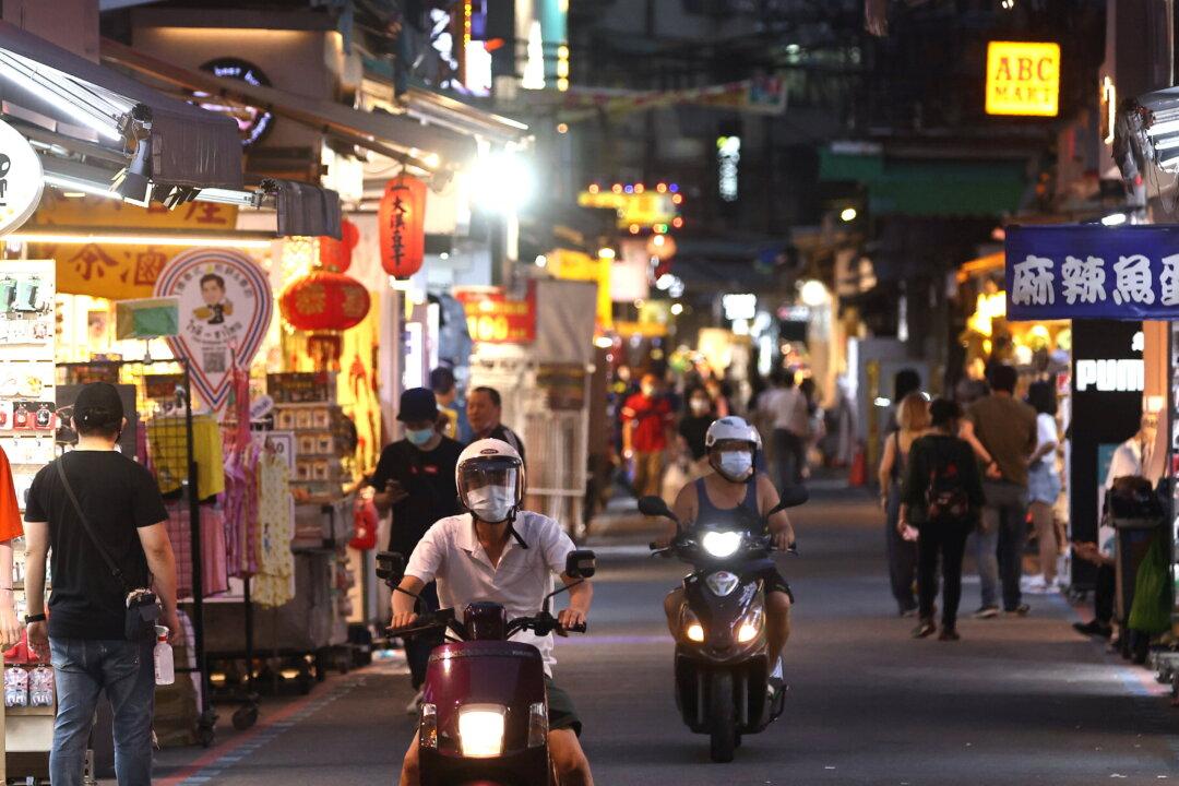 Taiwan Tightens Curbs After Surge in Domestic COVID-19 Cases