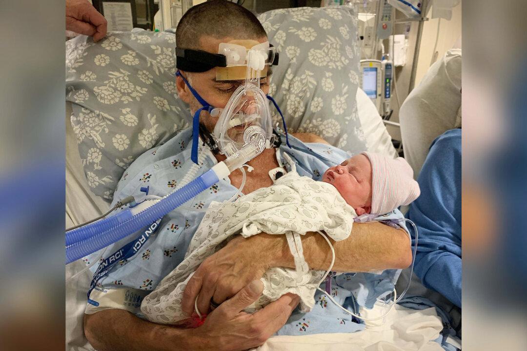 Dying Dad Fulfils Last Wish to Hold Newborn Son in His Arms, Dies Next Day of Lung Disease