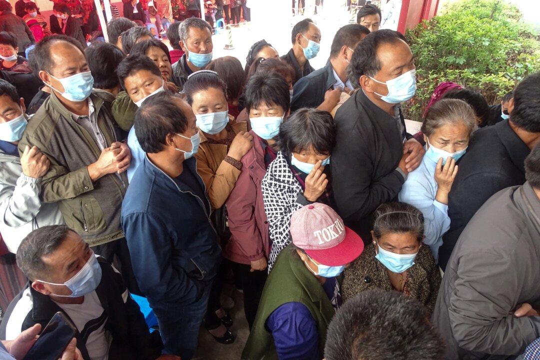 China’s COVID-19 Outbreaks Worsen, Officials Dismissed as Clinics Lose License