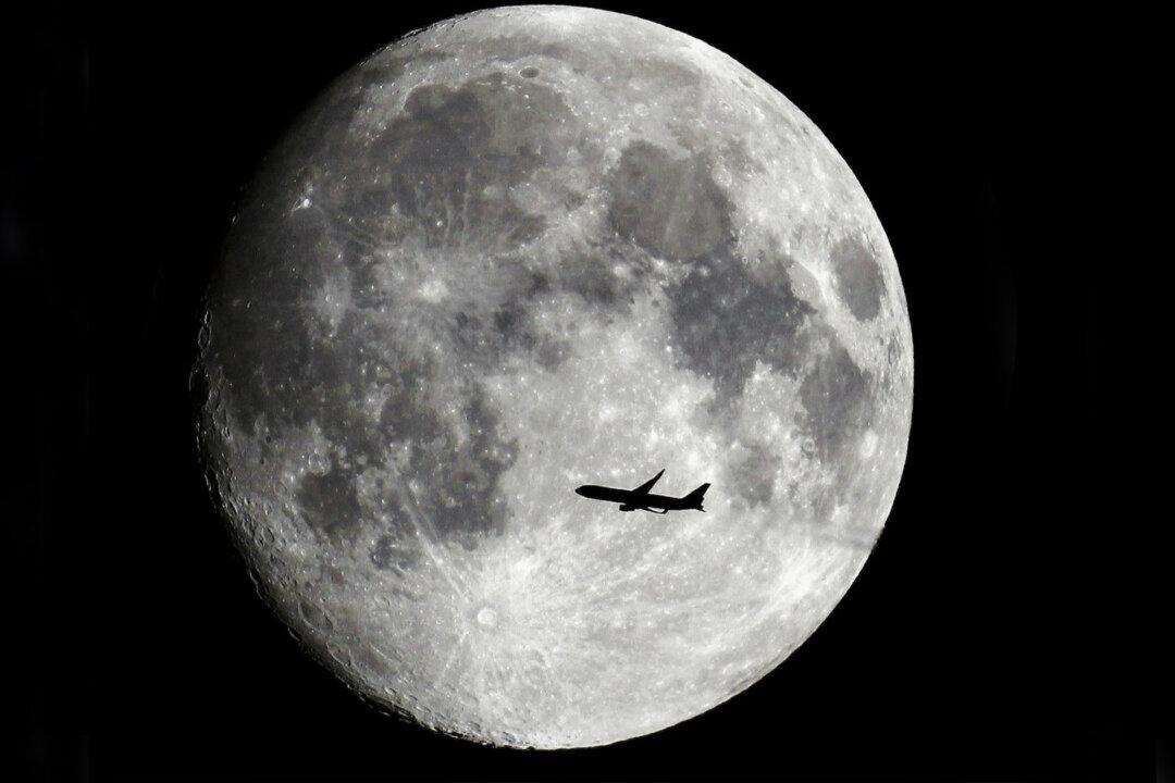 Man Captures Amazing Pictures of Planes Flying in Front of the Moon From His Back Garden