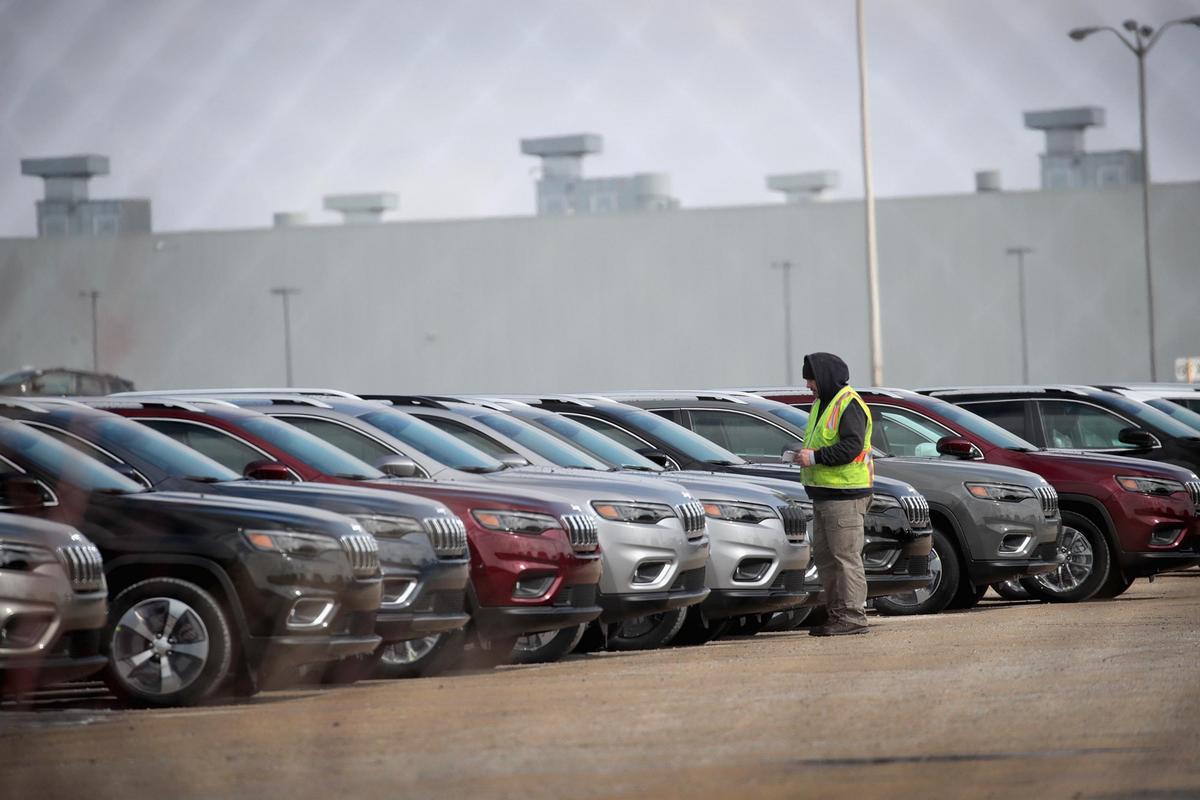 Illinois Jeep Cherokee Factory to Cut Over 1,600 Jobs Amid Global Chip Shortage