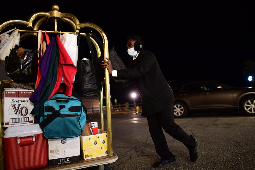 Hotel Association Advises Relaxing Mask Requirements After CDC Guidance