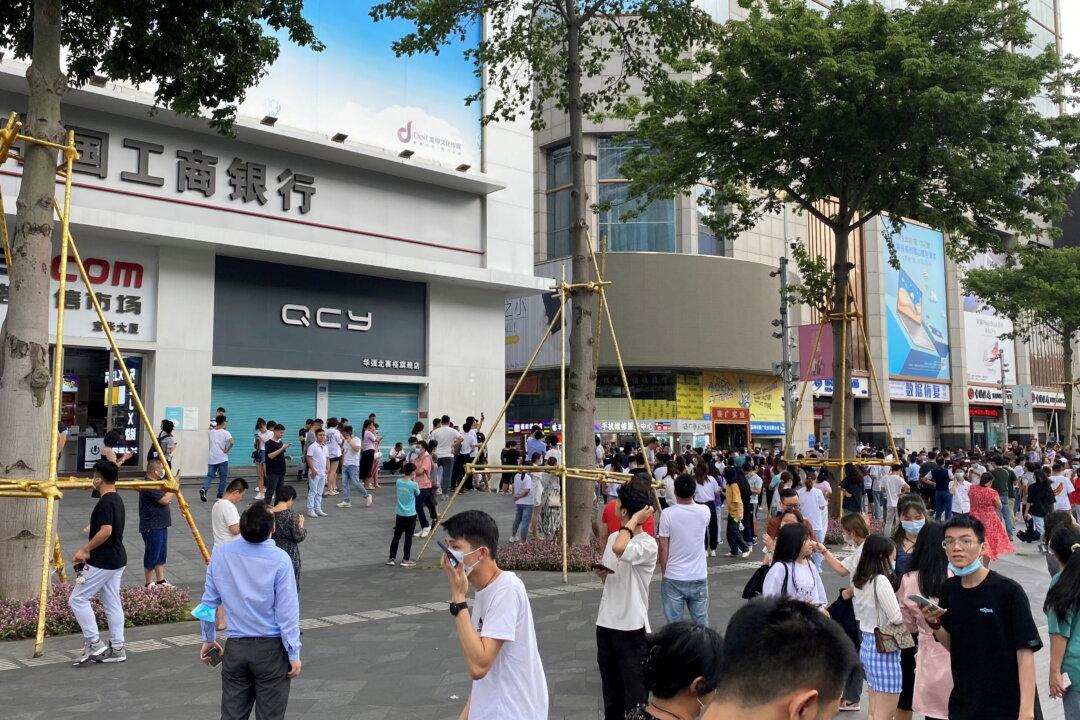 Shenzhen Skyscraper Closed as Officials Seek Cause of Shaking