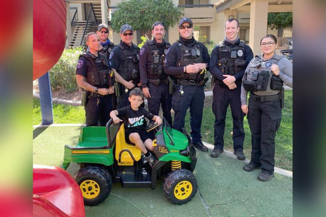 Police Officers Answer Family’s Prayer, Gift Gator Tractor Toy to Boy After His Was Stolen