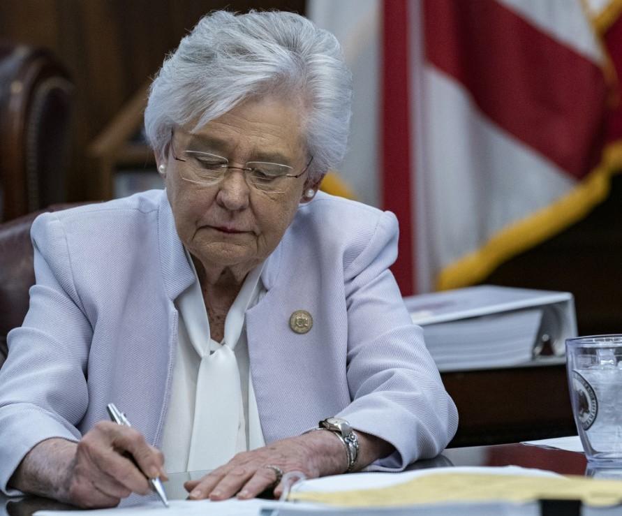 Iowa, Alabama Governors Sign Laws Banning Vaccine Passports