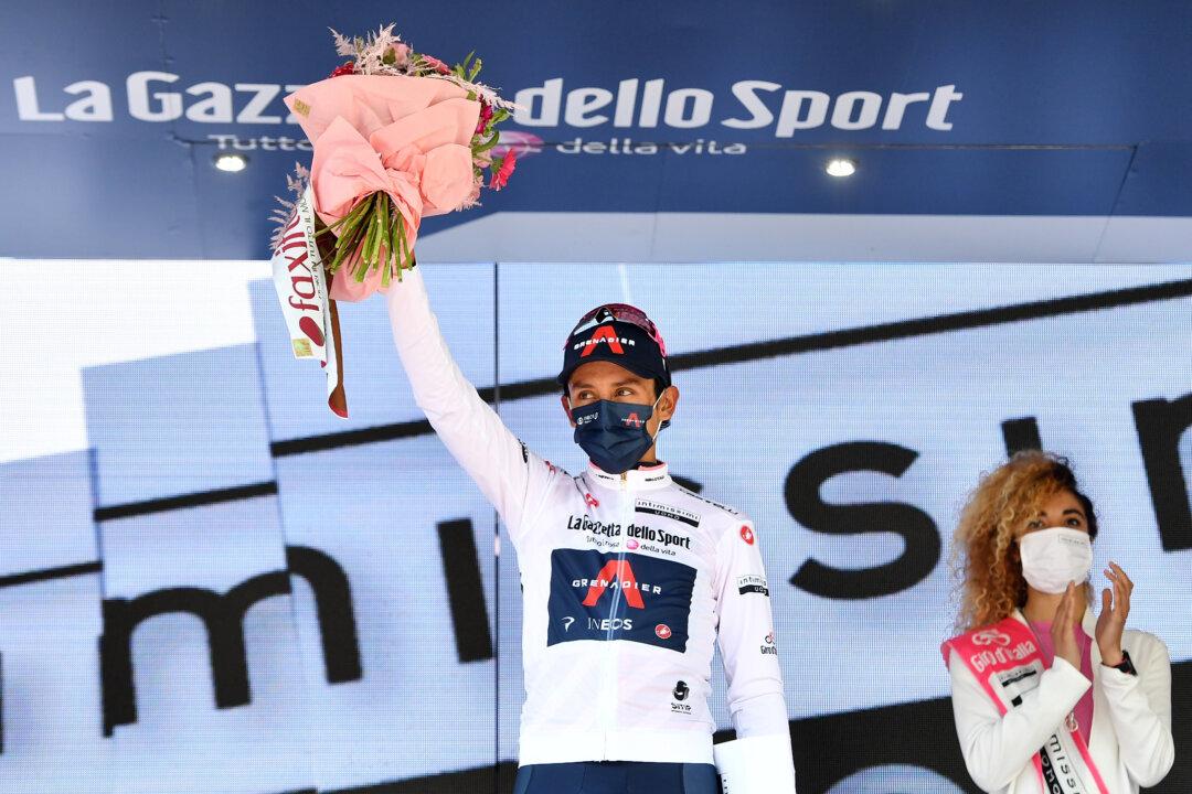 Martin Wins Giro Stage 17 as Bernal Shows 1st Sign of Weakness