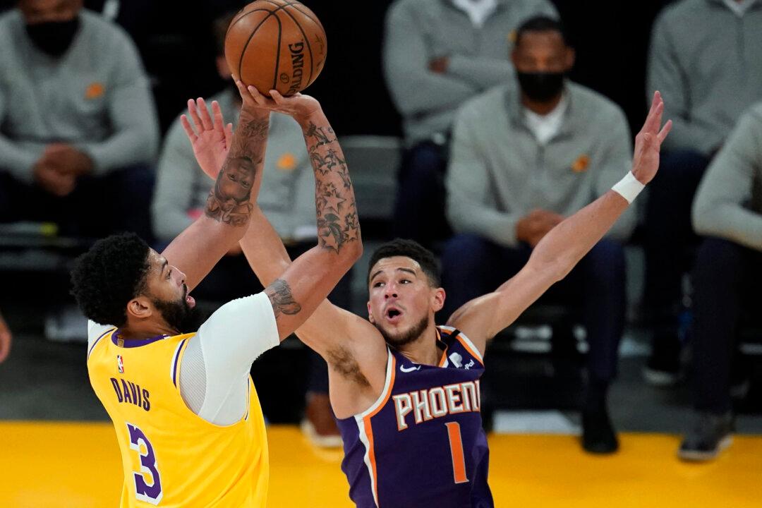 Lakers Celebrate Playoff Homecoming in 109–95 Win Over Suns