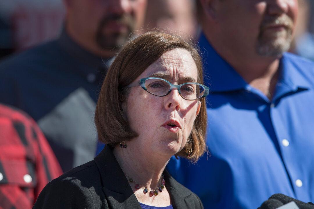 Group Vows Lawsuit Against Oregon Governor Over ‘Vaccine Passport’ Orders