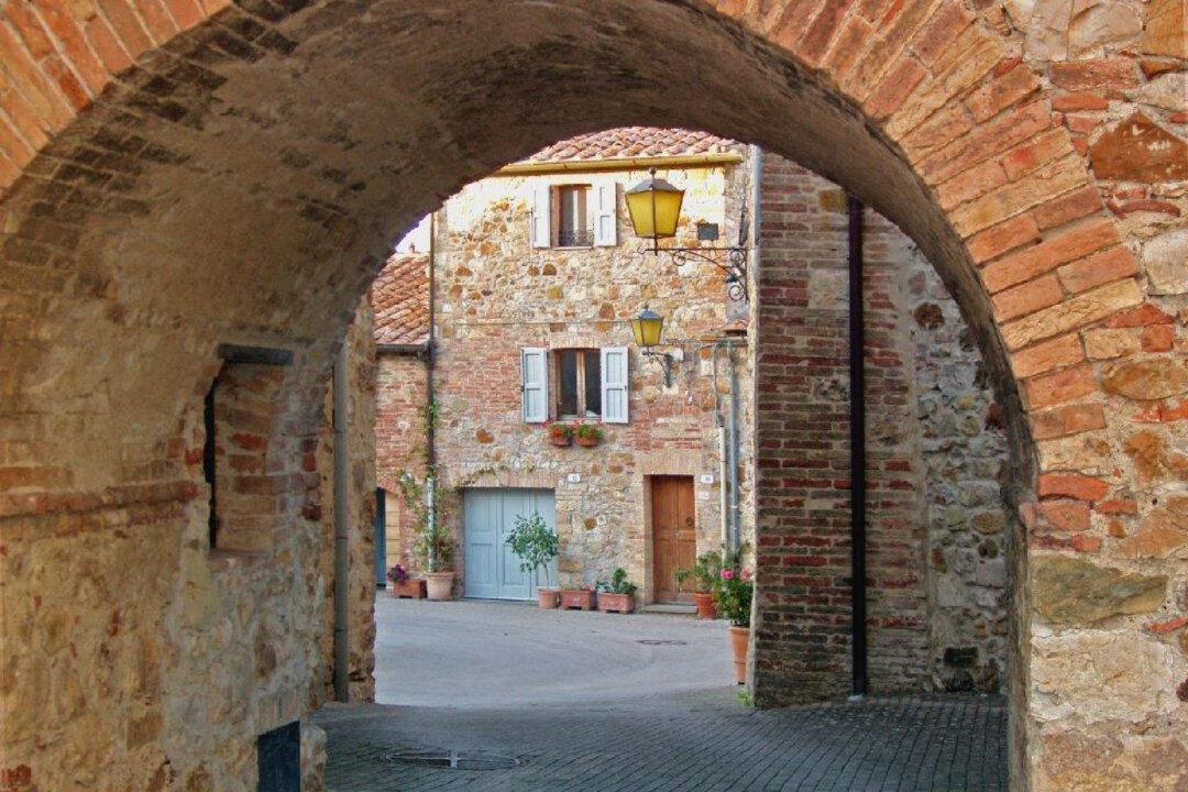 Sipping Vino and Savoring Vistas in Tuscany