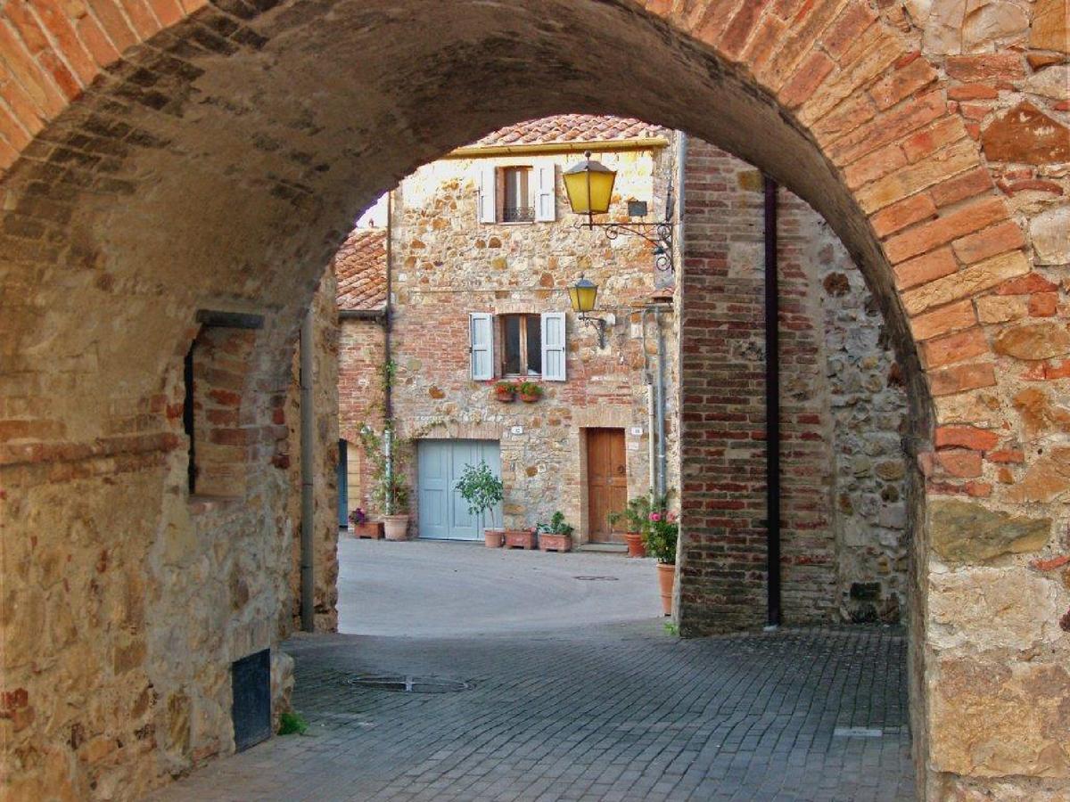 Sipping Vino and Savoring Vistas in Tuscany