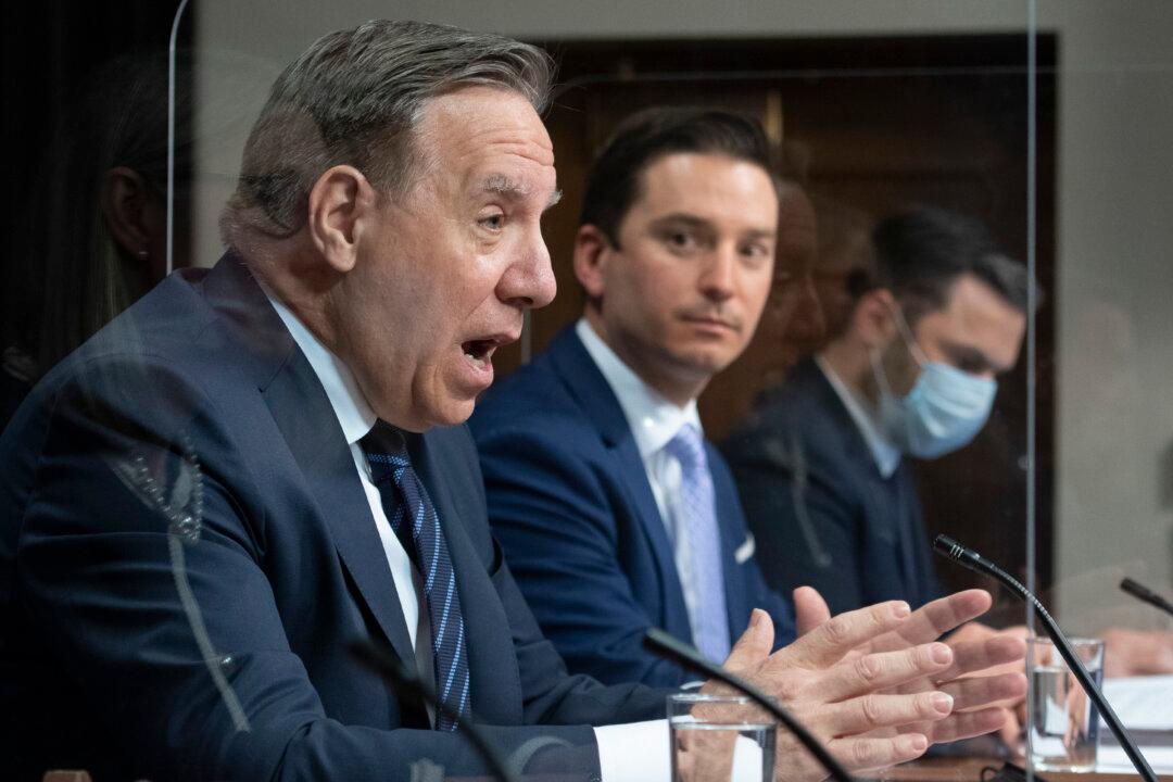 Poll Shows Wide Gap Between Quebecers and Other Canadians on Bill to Amend Constitution